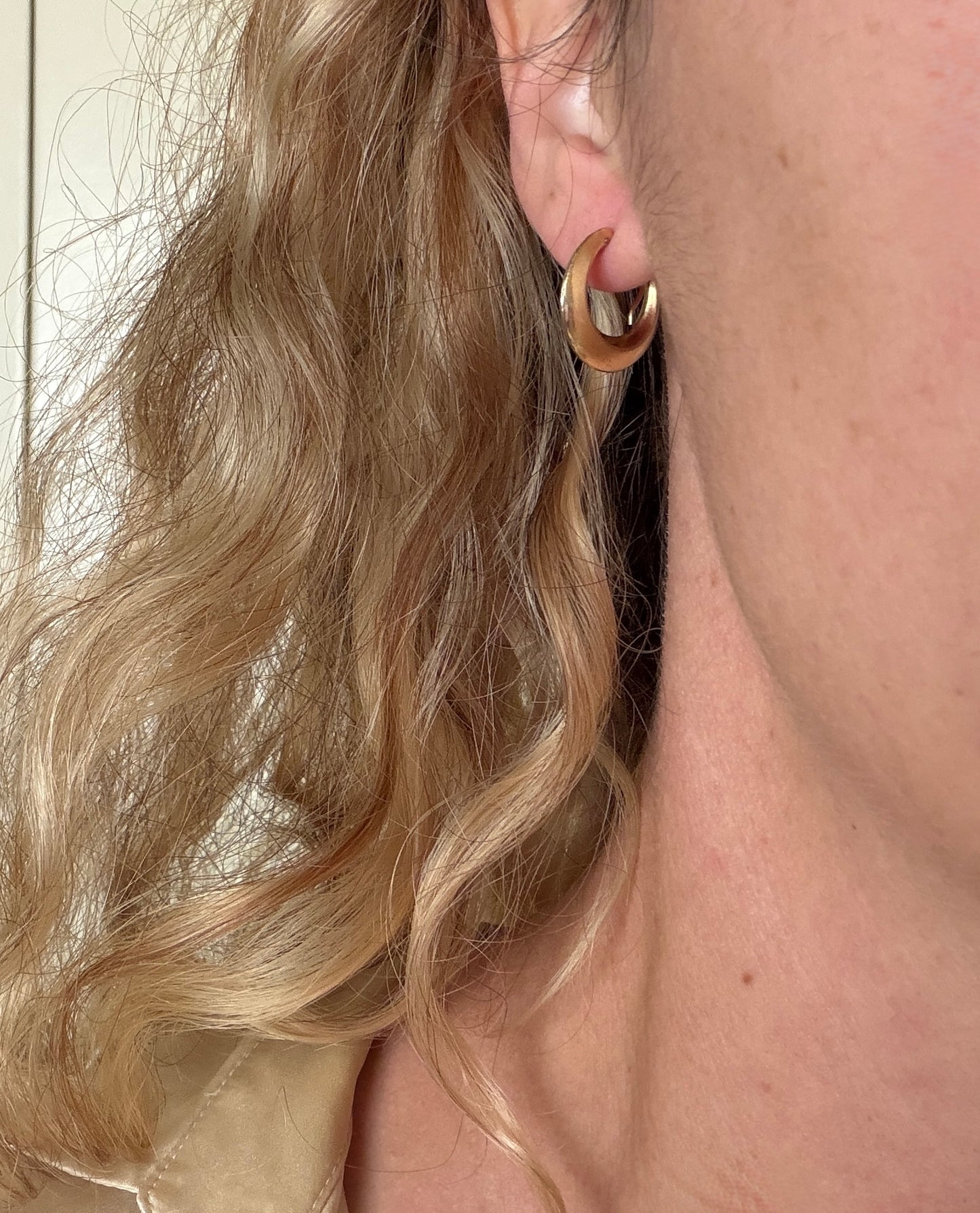 Vintage 10K Gold Hollow Hoop Earrings